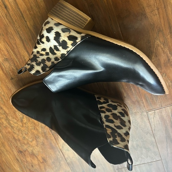 Leopard Print Women’s Ankle Boots - Picture 4 of 6